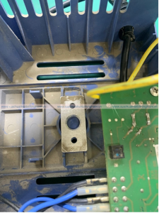 Hình ảnh bụi bám bên trong máy sau một thời gian sử dụng có khả năng ảnh hưởng đến linh kiện