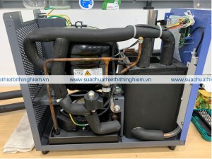 Hình ảnh thực tế bên trong máy IKA RC 2 LITE với máy nén và hệ thống ống dẫn