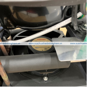 Hình ảnh cận cảnh quạt tản nhiệt NMB bên dưới máy nén