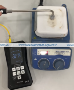 Hình ảnh kỹ thuật viên kiểm tra hệ thông gia nhiệt thực tế với cài đặt trên máy