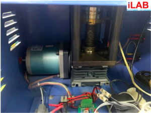 Hệ thống động cơ và trục vít-me bên trong máy