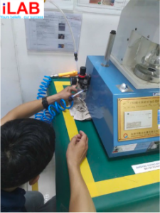 Kỹ thuật viên kiểm tra, vệ sinh hệ thống điều áp và các đường ống dẫn khí nén cấp vào máy.